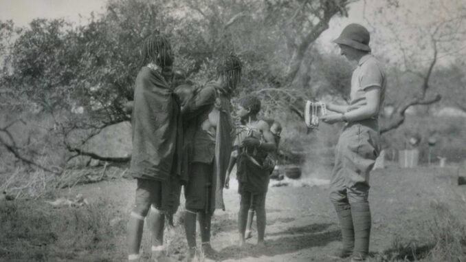 Zululand 1935 Kodak III 4 T buying curios