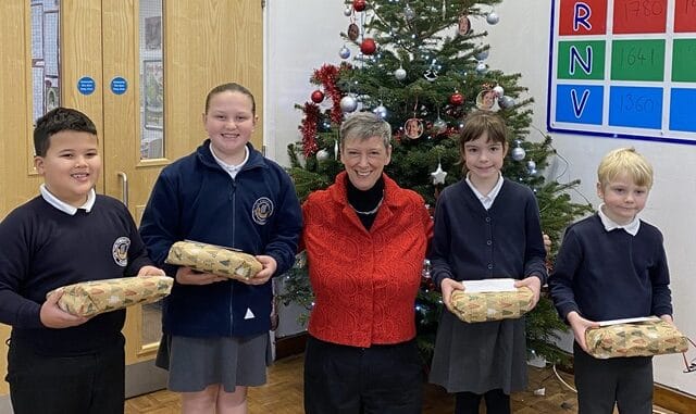 CHILTmpxmascard-winning designers with MP Polly Billington (1)